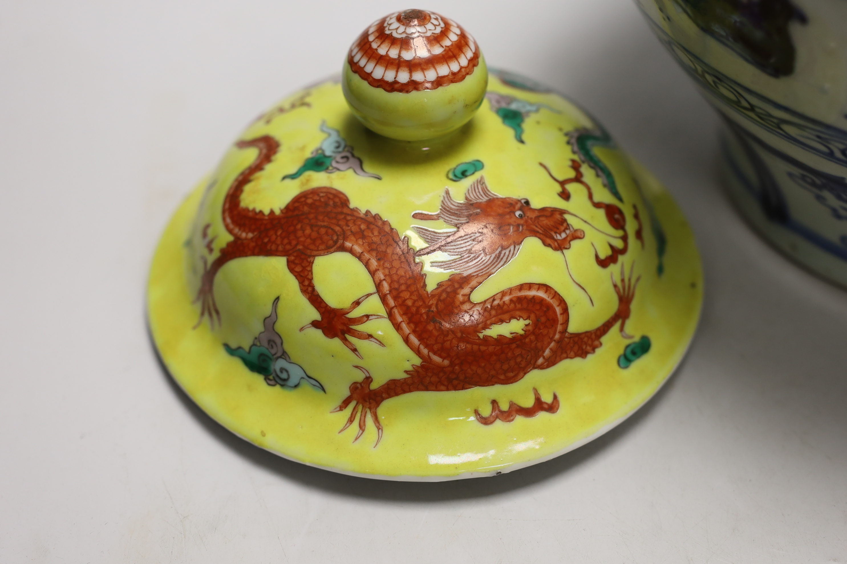 A Chinese blue and white jar and a 19th century Chinese enamelled porcelain 'dragon' cover, vase 24cm high